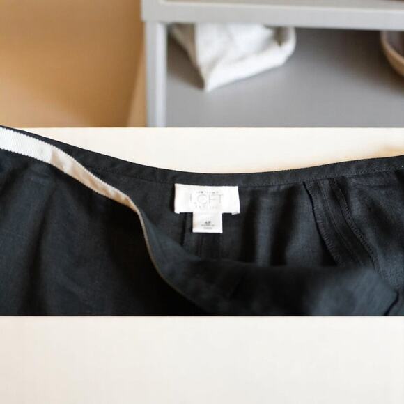 Sophisticated Black Linen Pleated Skirt with Crisp White Contrast - Timeless Ele - Picture 6 of 9